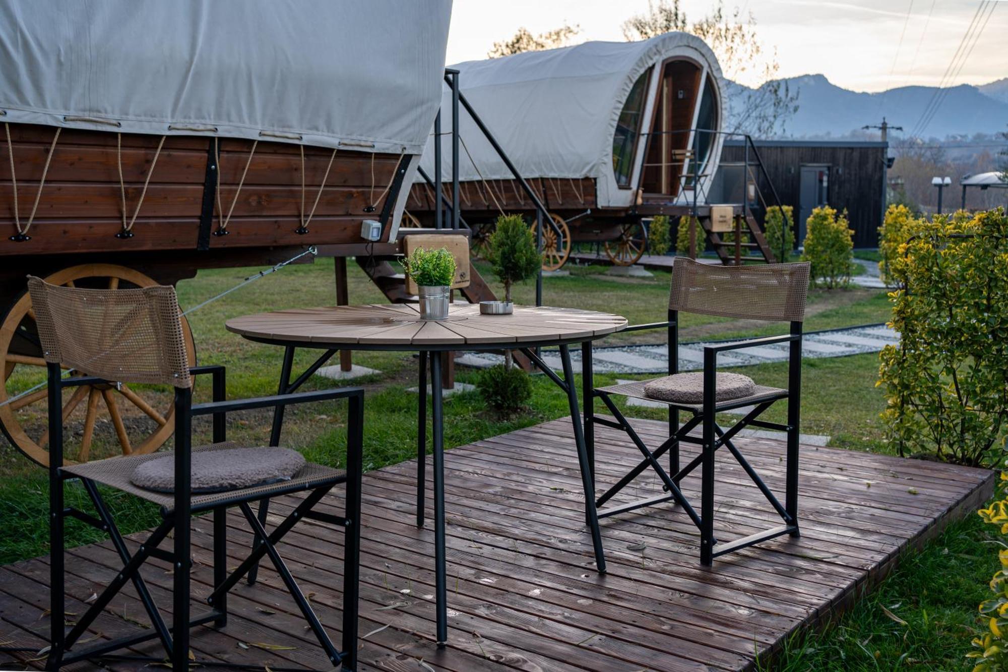 Glamp In Style Pods Resort Bran  Exteriör bild