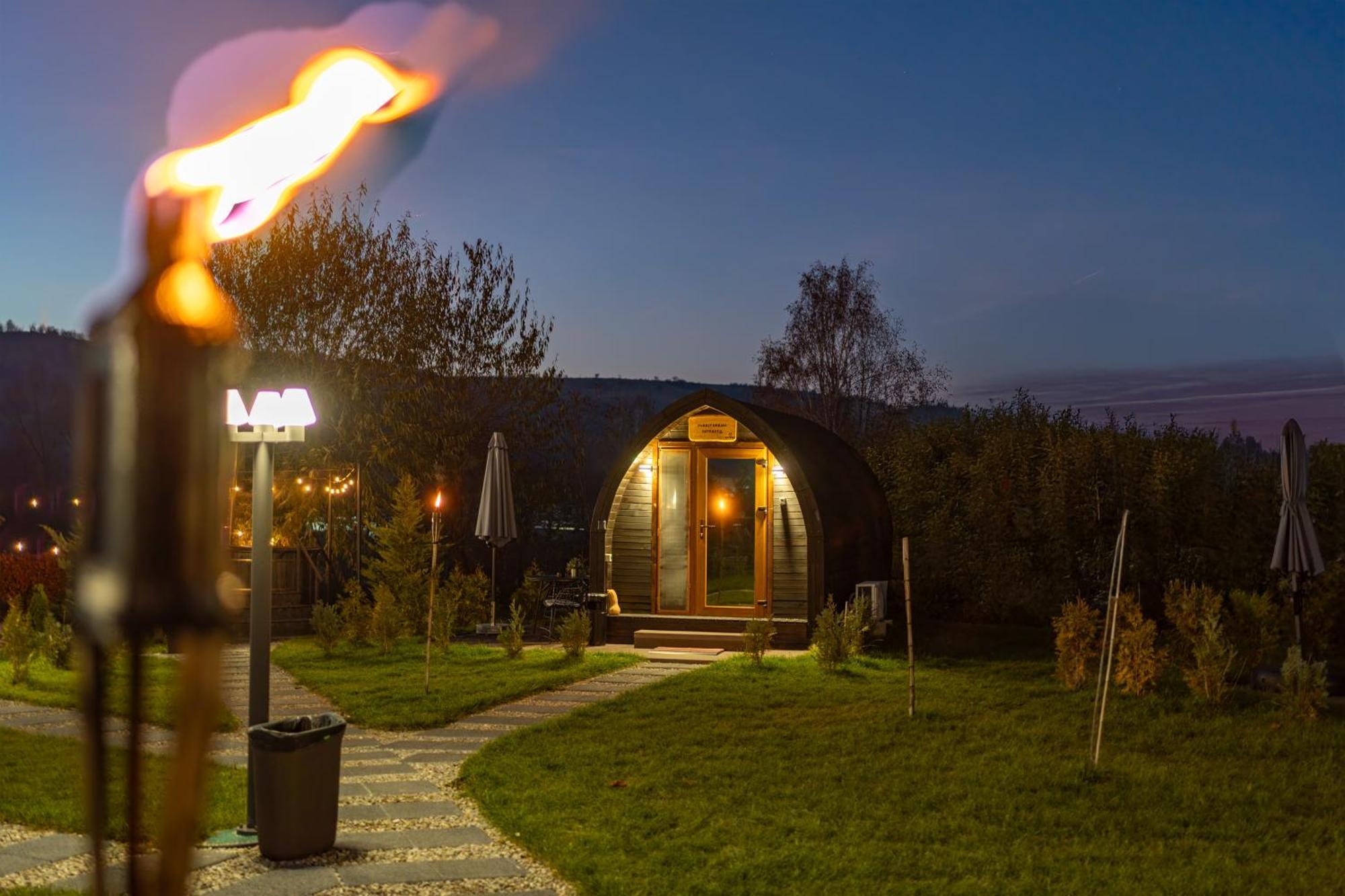 Glamp In Style Pods Resort Bran  Exteriör bild