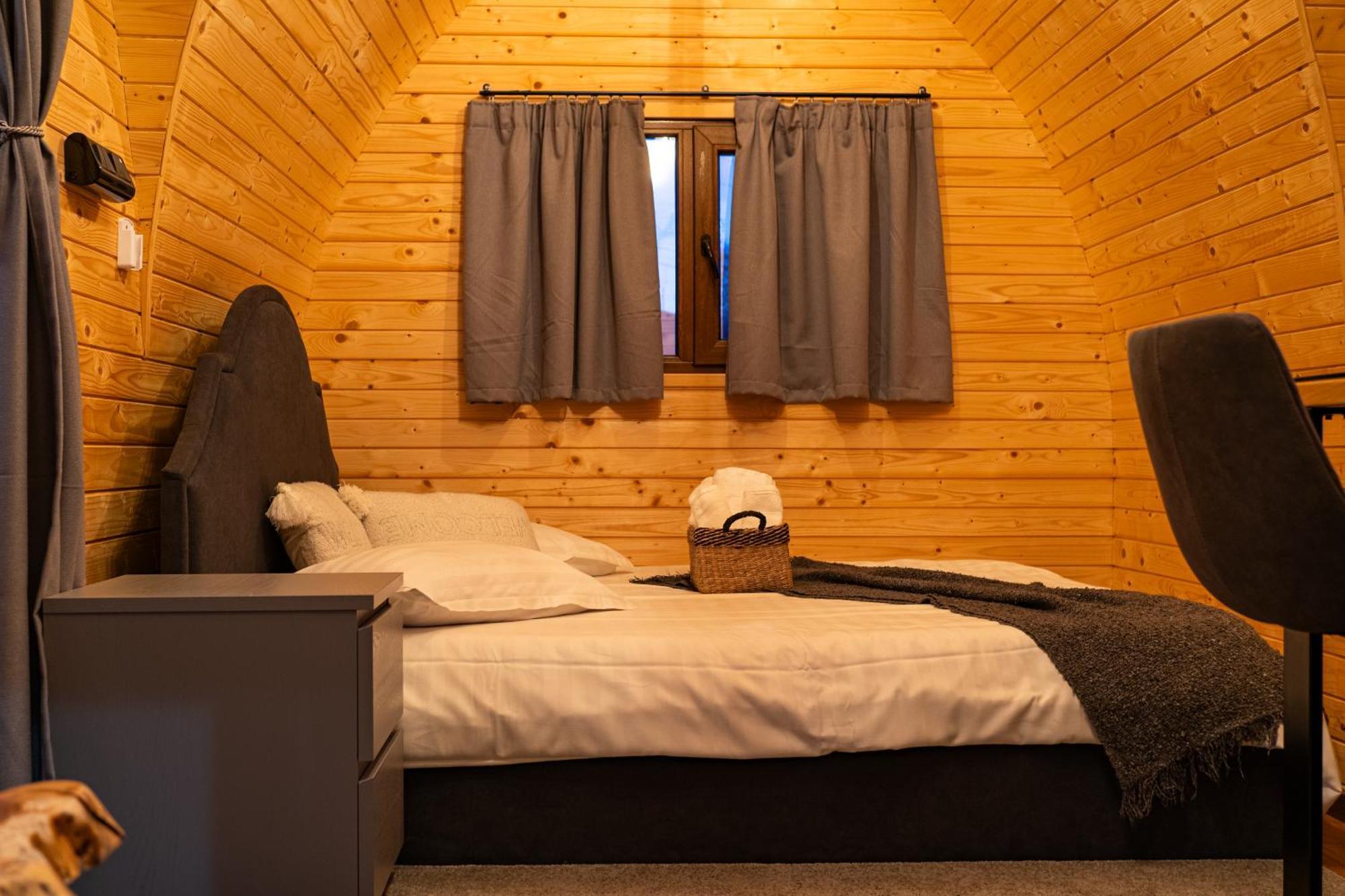 Glamp In Style Pods Resort Bran  Exteriör bild