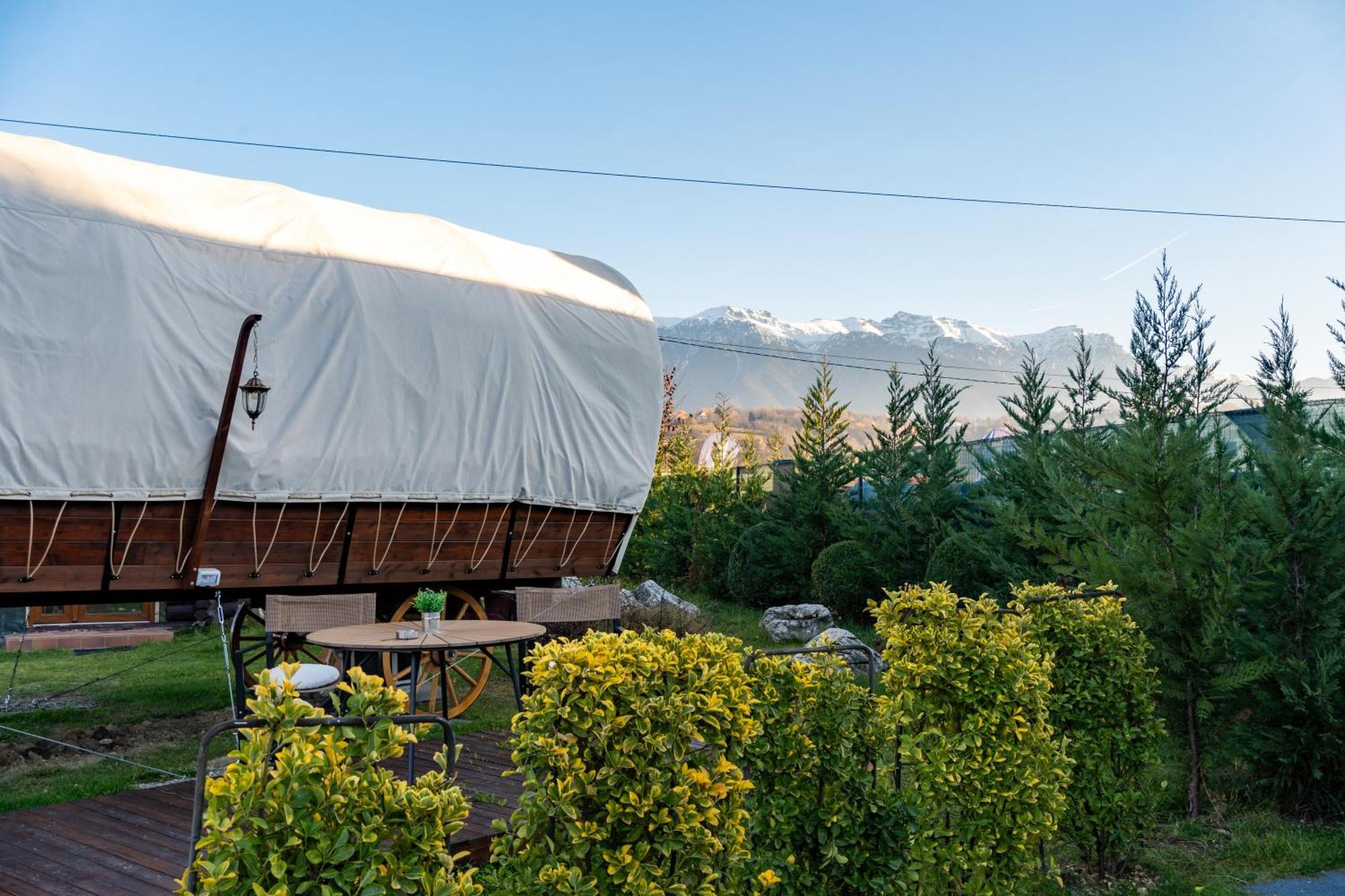 Glamp In Style Pods Resort Bran  Exteriör bild