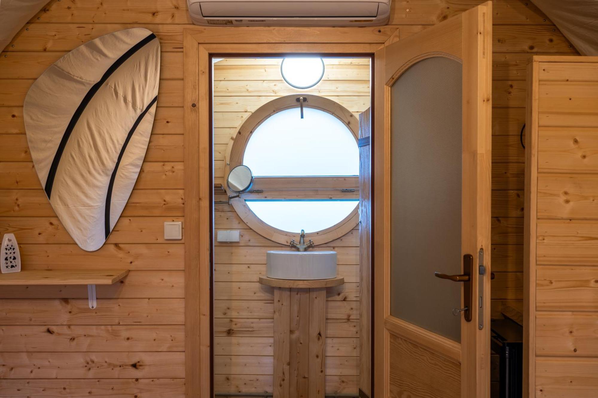 Glamp In Style Pods Resort Bran  Exteriör bild