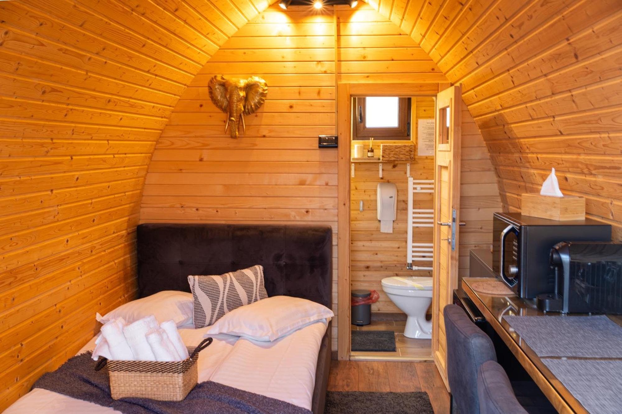 Glamp In Style Pods Resort Bran  Exteriör bild