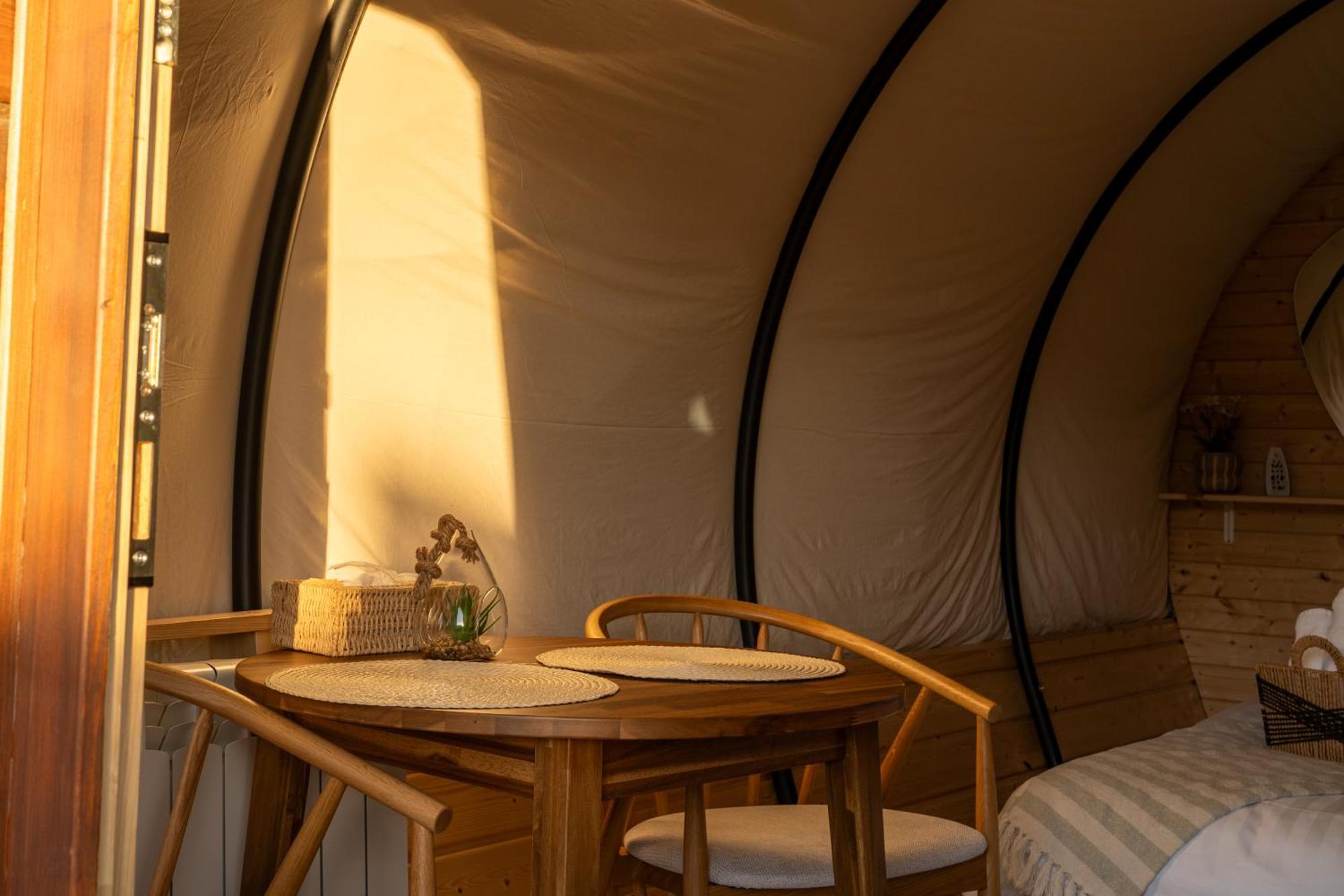 Glamp In Style Pods Resort Bran  Exteriör bild
