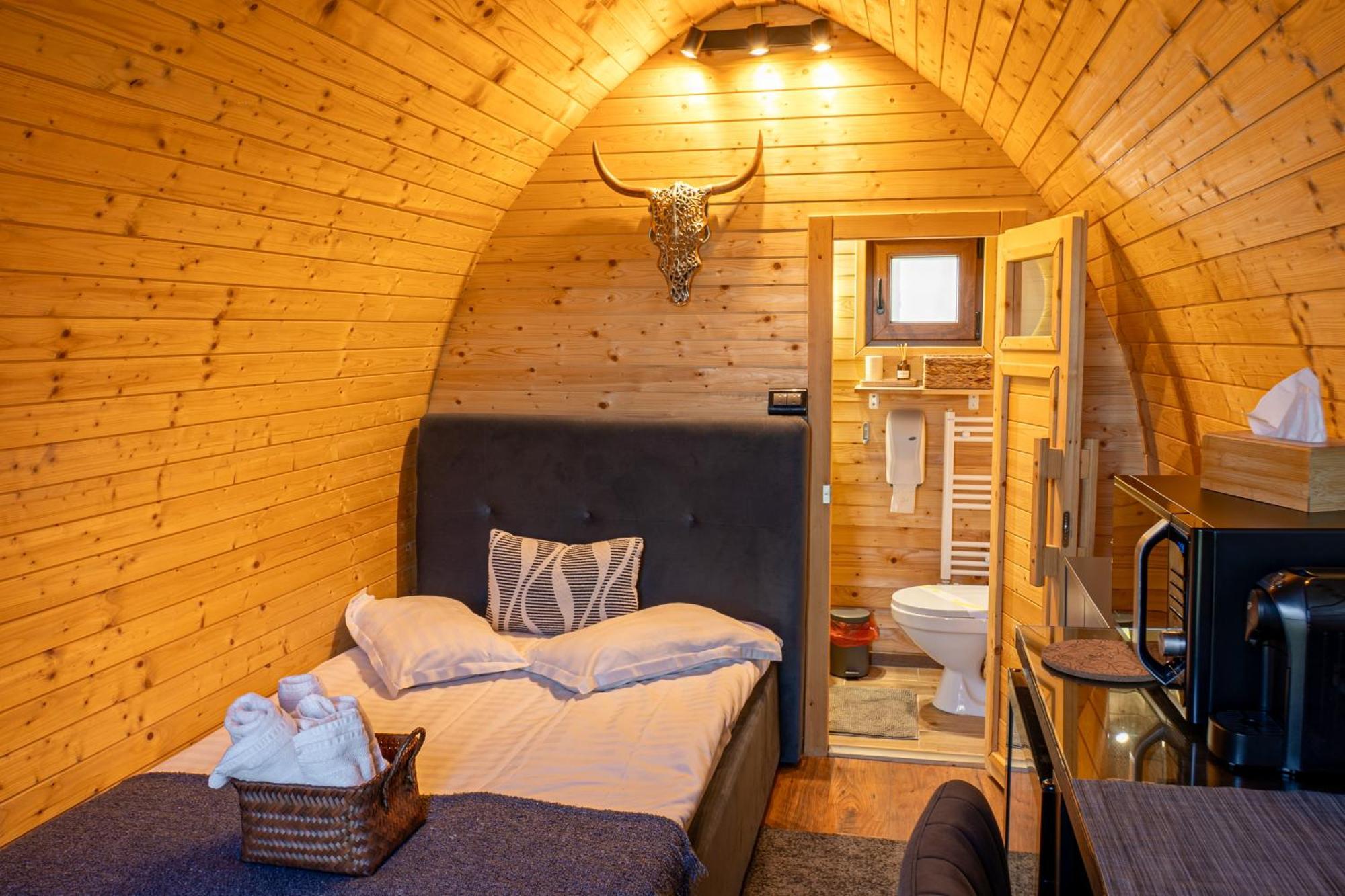 Glamp In Style Pods Resort Bran  Exteriör bild